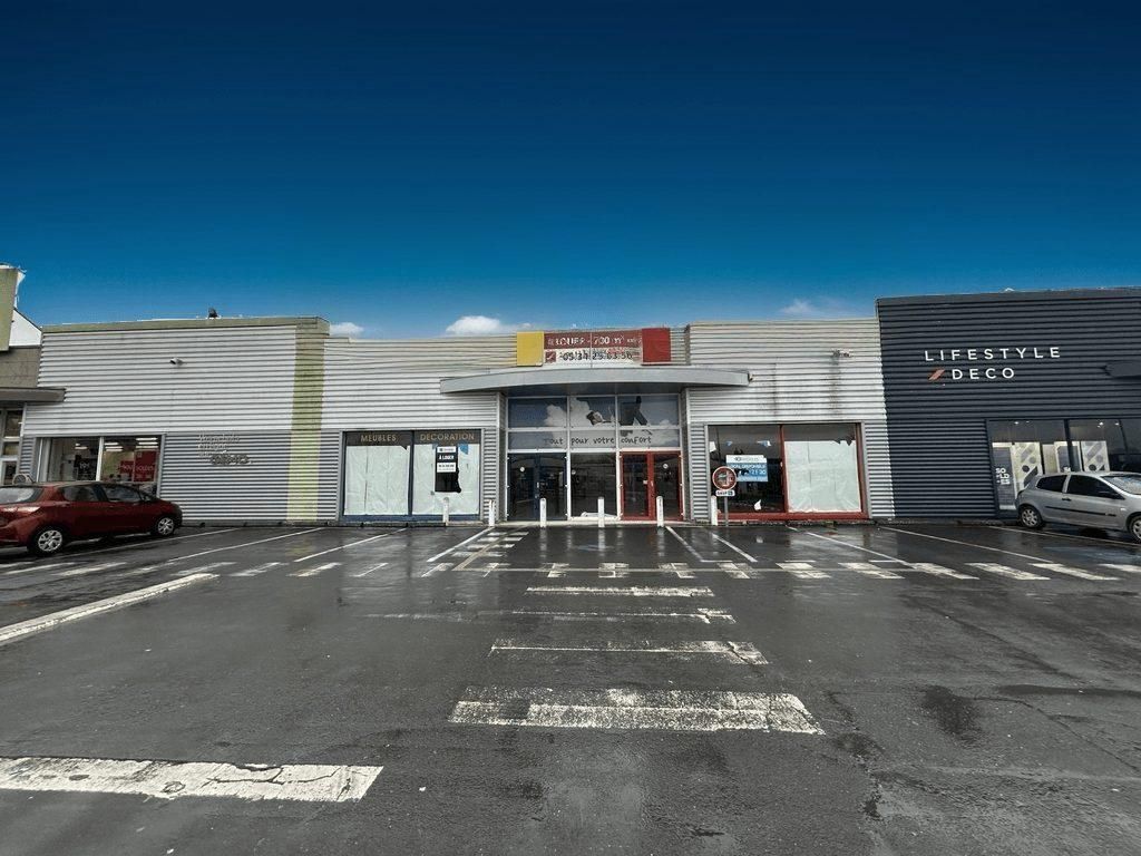 Location local commercial 700 m² à Saint-Memmie