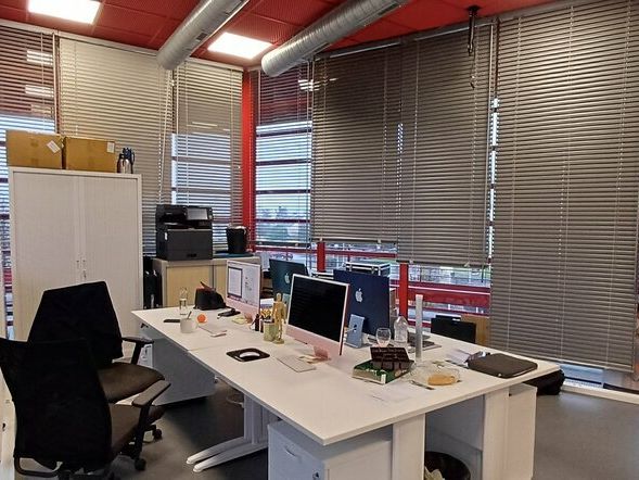 A VENDRE (RARE) OU A LOUER - BEL ENSEMBLE DE BUREAUX EN COEUR DE VILLE.