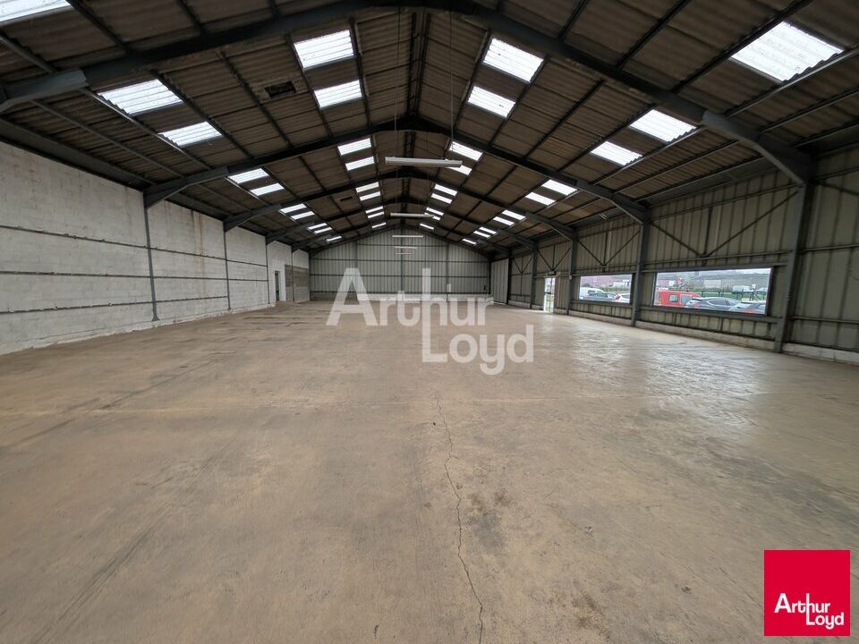 OPPORTUNITE LE RHEU - ENTREPOT A VENDRE - 1 600 M²