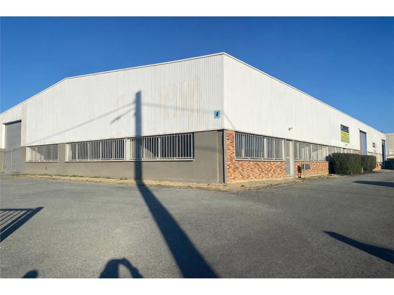 Location local 340 m² à Yvrac