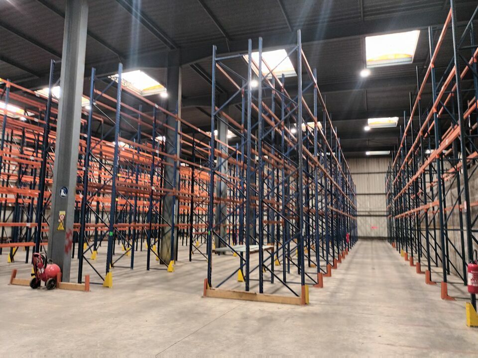 Rare entrepôt grande hauteur pour stockage.