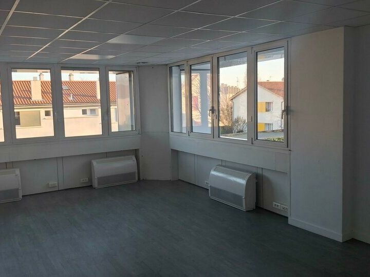 À Louer : Bureaux de 181 m² à Bron - Est Lyonnais, Prestations Modernes