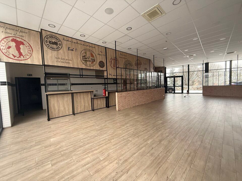 Location local commercial 324 m² non divisibles