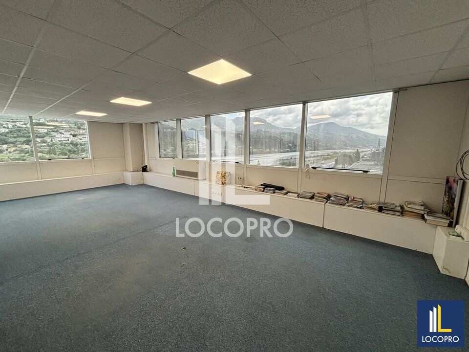 650 m² pour ce bureaux en location à Carros