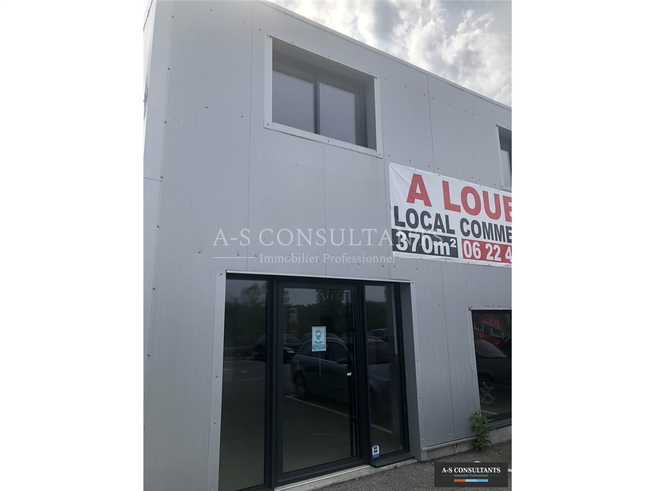 Location local commercial 370 m² non divisibles