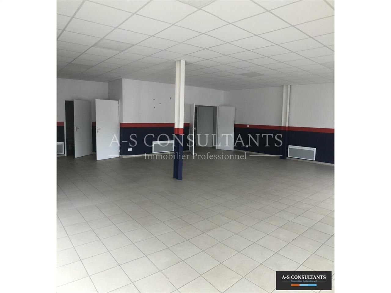 A louer, sur un axe très passant de la commune de Belley, local commercial de 370 m².Show room, mezzanine, sas dalle béton accessible par une porte sectionnelle,vitrine. Forte visibilité.
