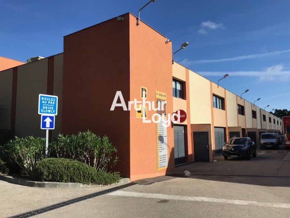 Location local d''activites 380.41 m² non divisibles