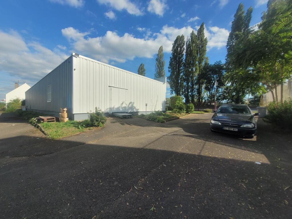 Vente local commercial 304 m² à SAINT PIERRE DES CORPS