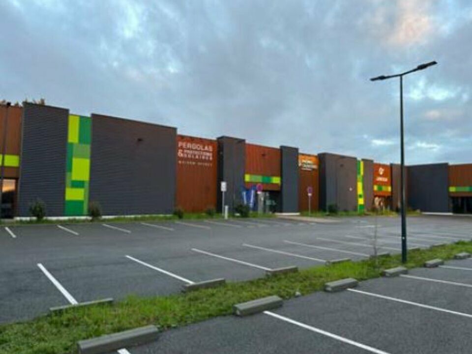 À LOUER – LOCAL COMMERCIAL DE 381 m² – ANSE – AU CŒUR D'UN PARC D'ACTIVITÉS