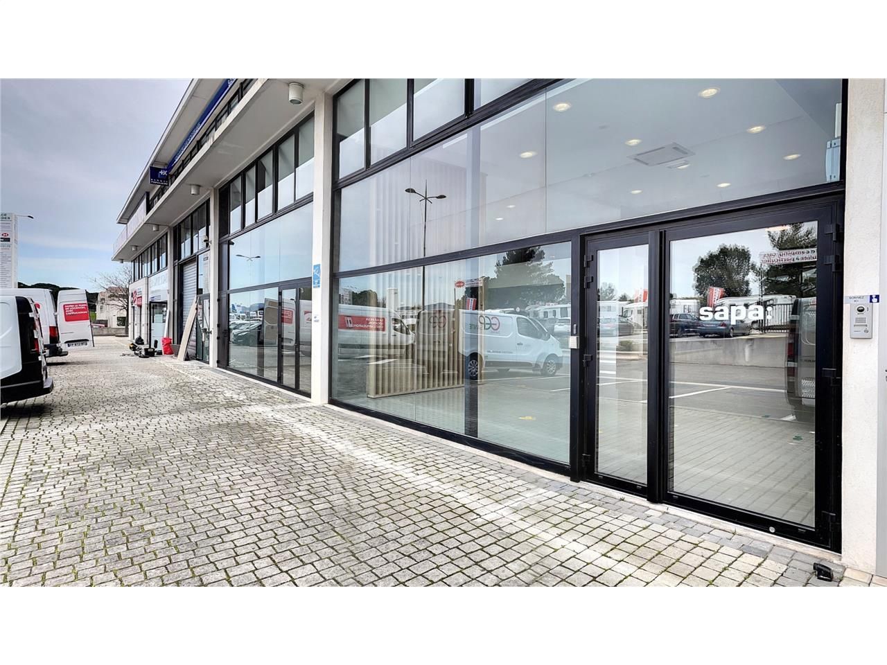 Location local commercial 1150 m² à Puget-sur-Argens