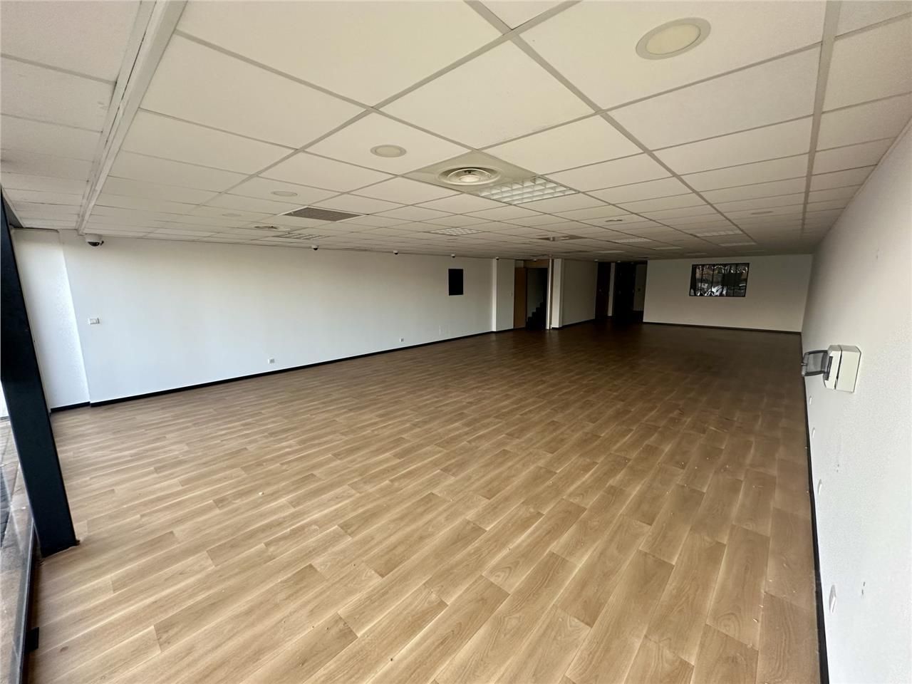 Location local commercial 300 m² à Puget-sur-Argens
