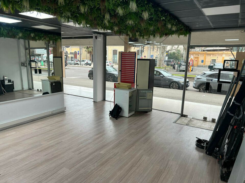 Location local commercial 71 m² non divisibles