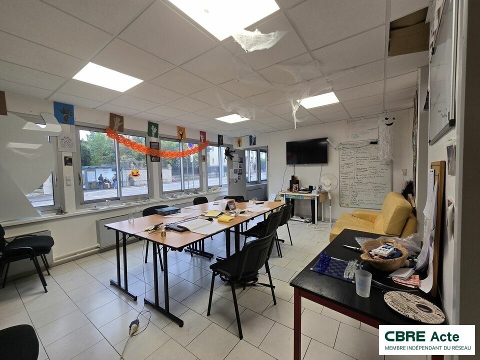 Bureaux en rez-de-chaussée avec archives
