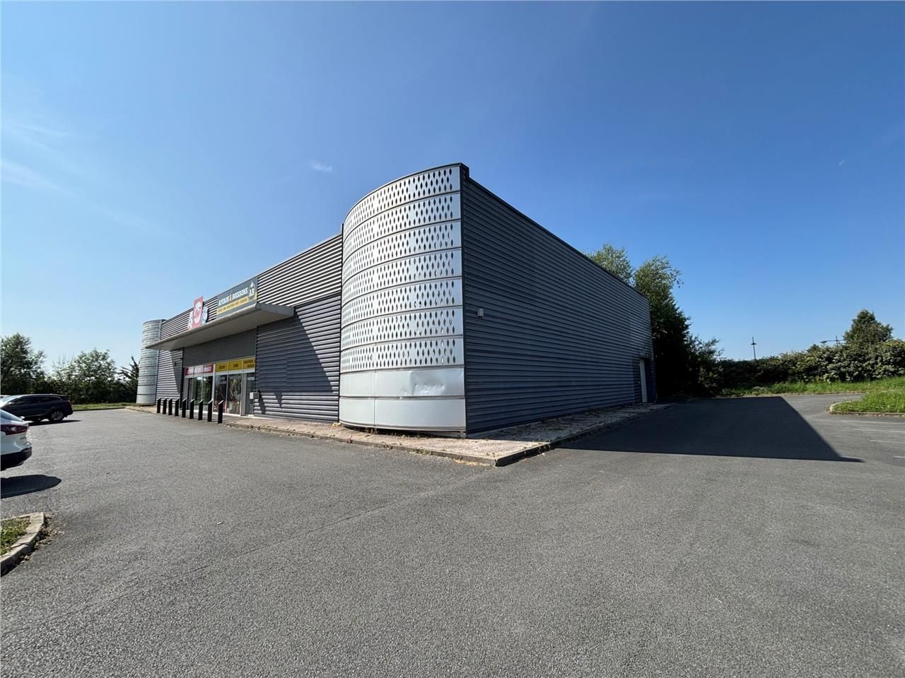 Location local commercial 450 m² à La Sentinelle