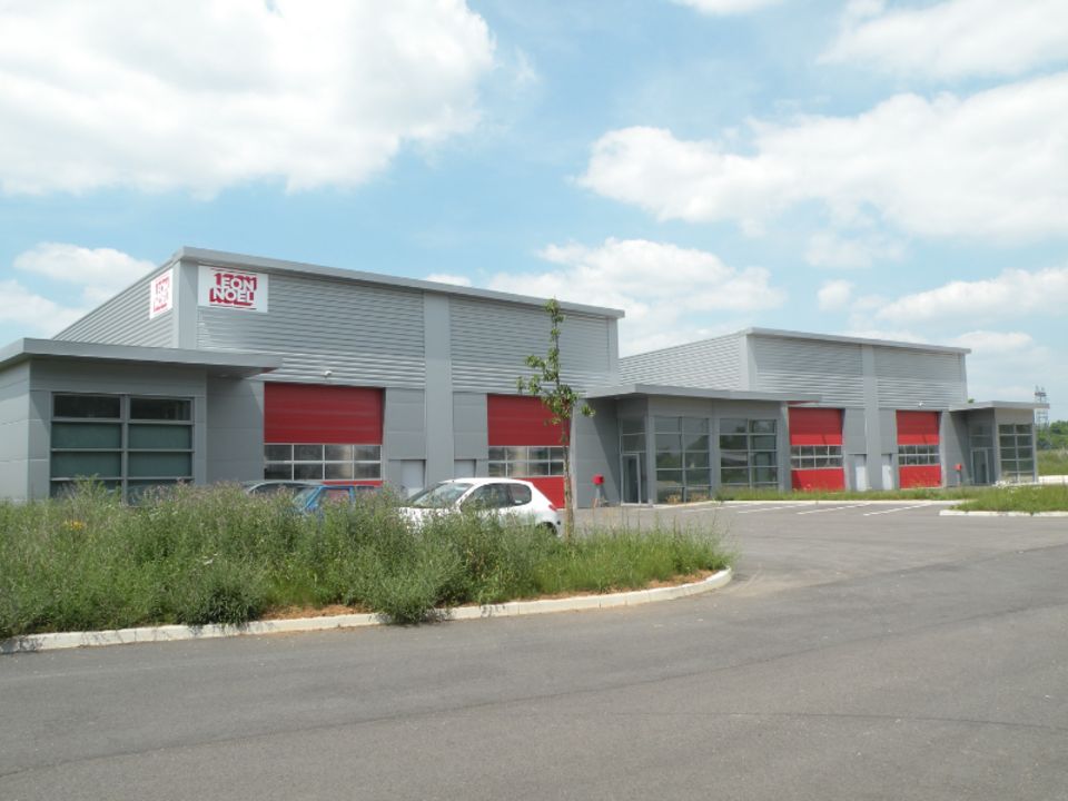 Location local d''activites 300 m² non divisibles