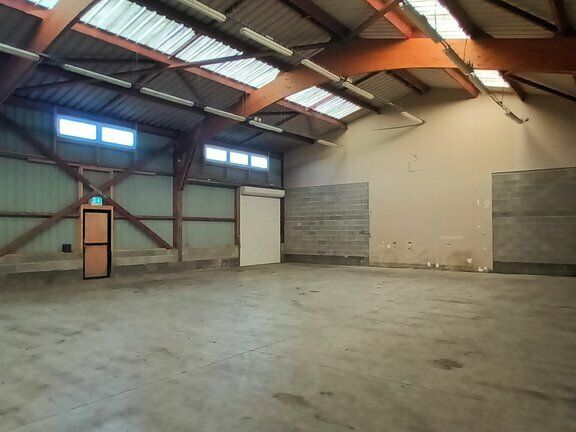 A LOUER OU A VENDRE - Sur ZAC, beau local d'activités avec show-room sur terrain clos.