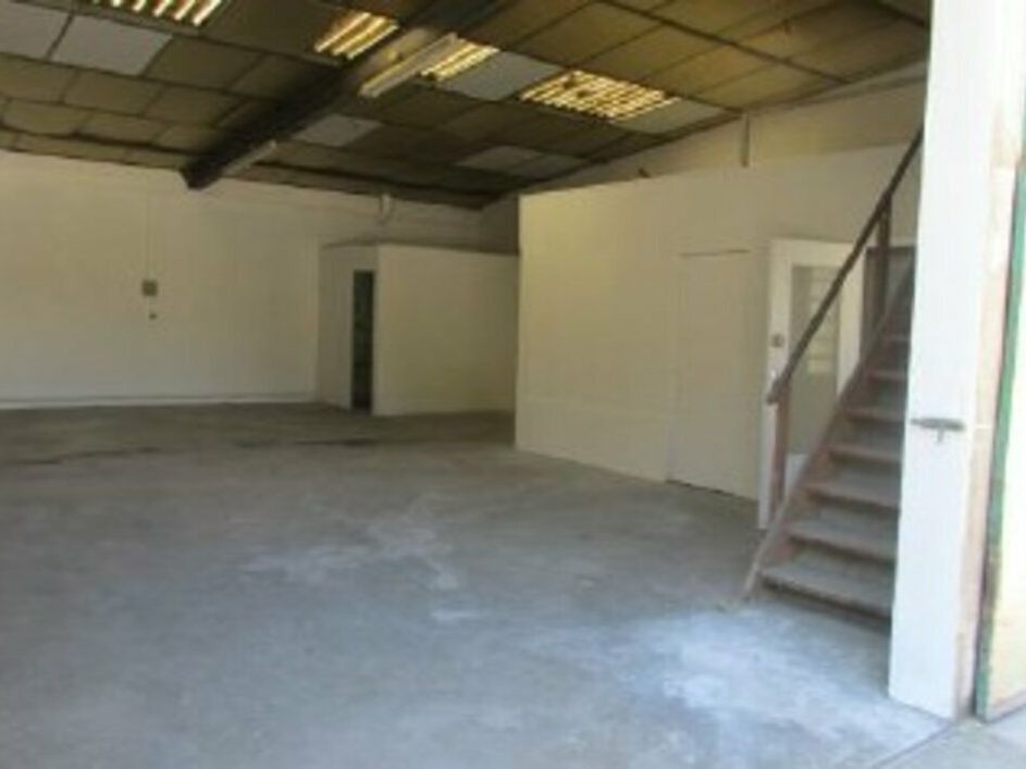 À LOUER – LOCAL D'ACTIVITÉS 160 m² – FLEURIEU-SUR-SAÔNE – À 20 MIN DE LYON