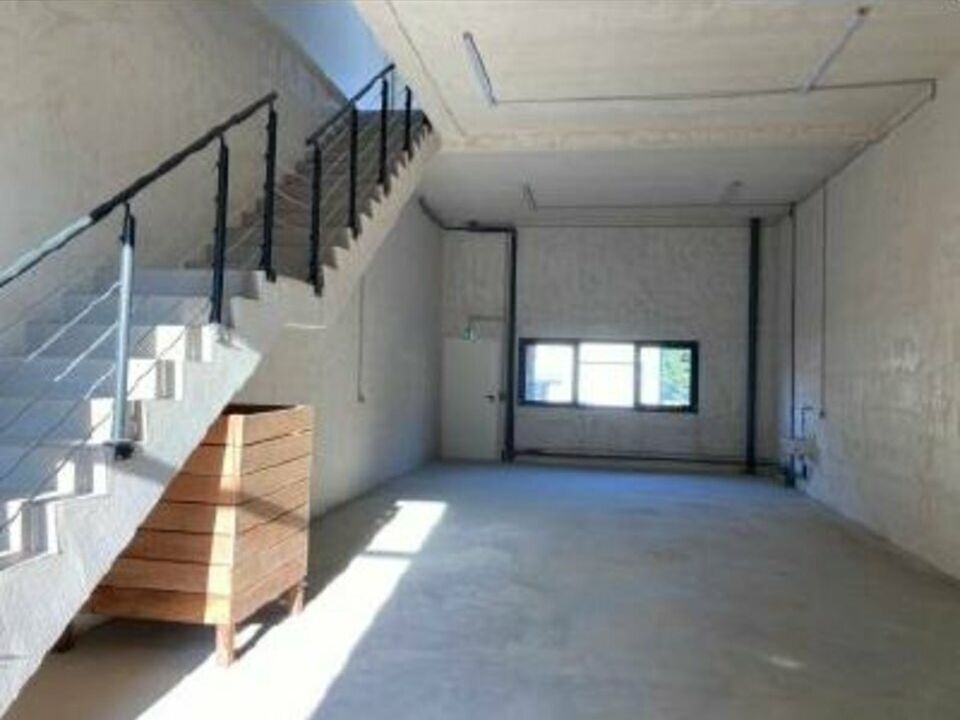 À LOUER – LOCAL D'ACTIVITÉS  – FLEURIEU-SUR-SAÔNE – À 20 MIN DE LYON