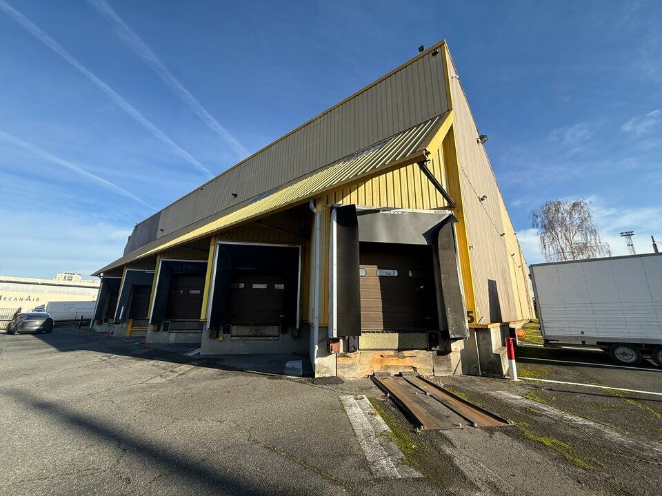 ACTI'LOG Transaction vous propose à la location, un bâtiment indépendant de 2831 m² sur une parcelle de terrain de 6 680 m² idéalement situé à Argenteuil entre les axes routiers A15 et A86.