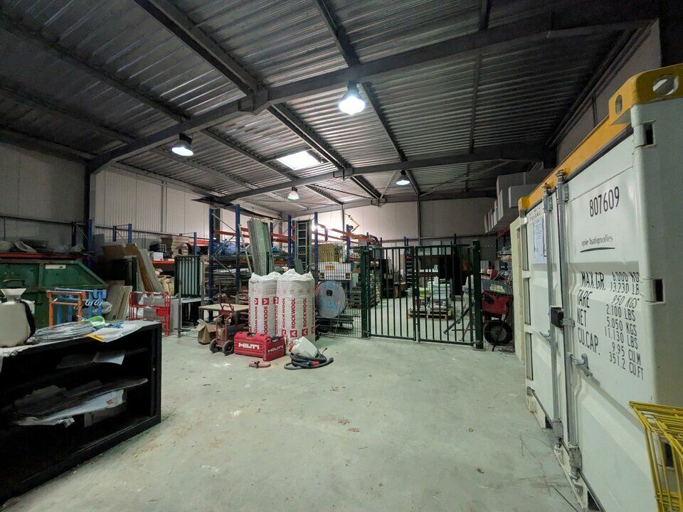 Location local d''activites 835 m² divisibles à partir de 400 m²