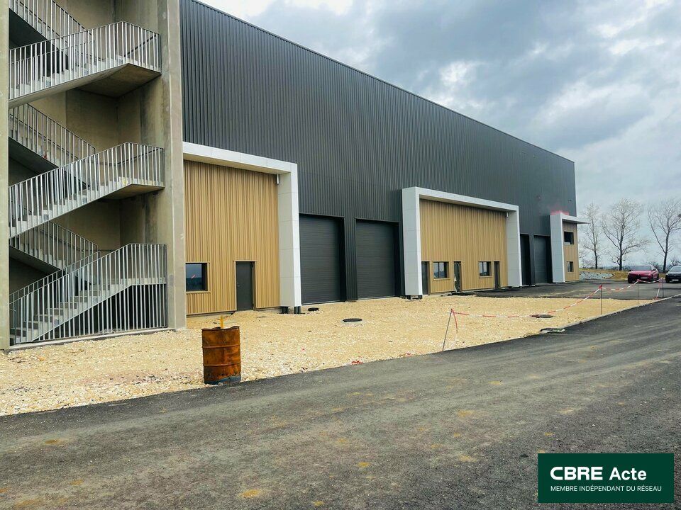 Vente local d''activites 1725.6 m² divisibles à partir de 282 m²