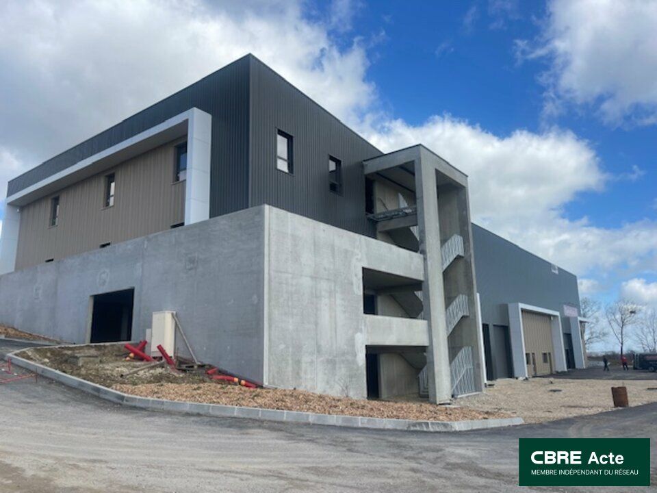 Vente local d''activites 2400 m² divisibles à partir de 180 m²