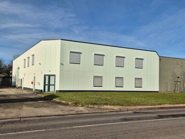 Location local d''activites 810 m² non divisibles