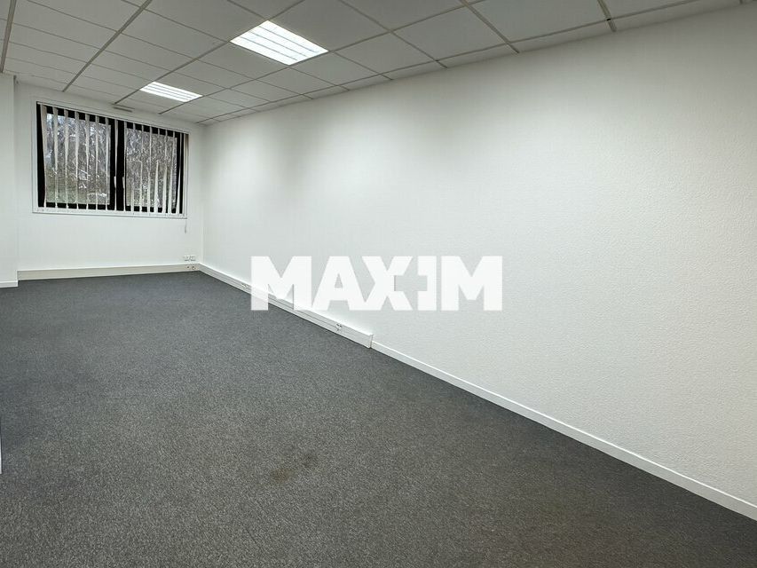 Bureaux en rez-de-chaussée avec parkings