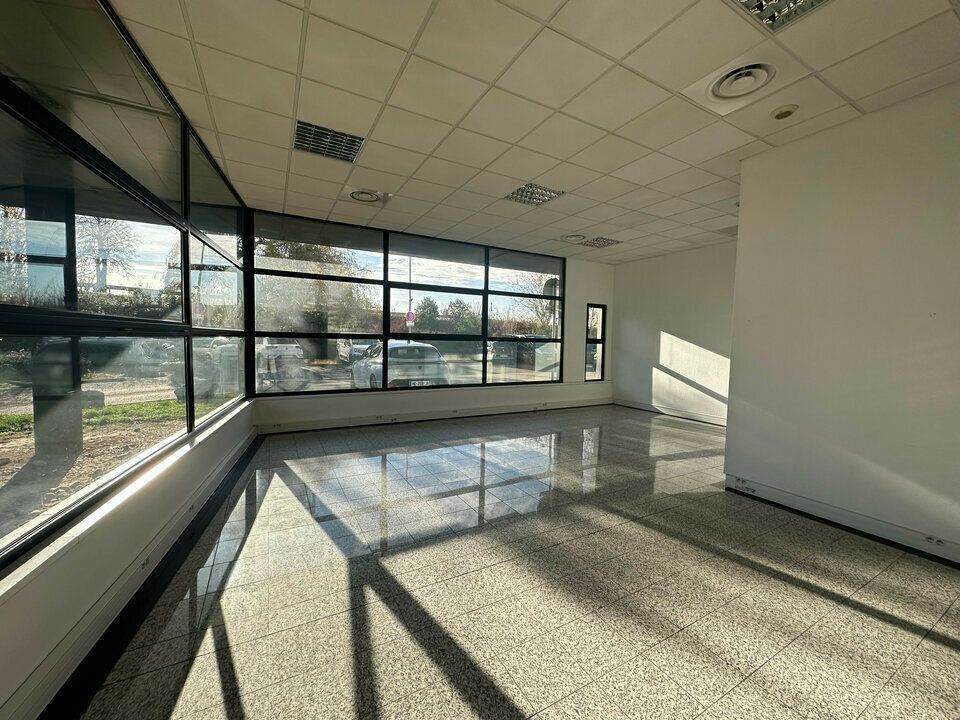 Location local d''activites 3592 m² divisibles à partir de 177 m²