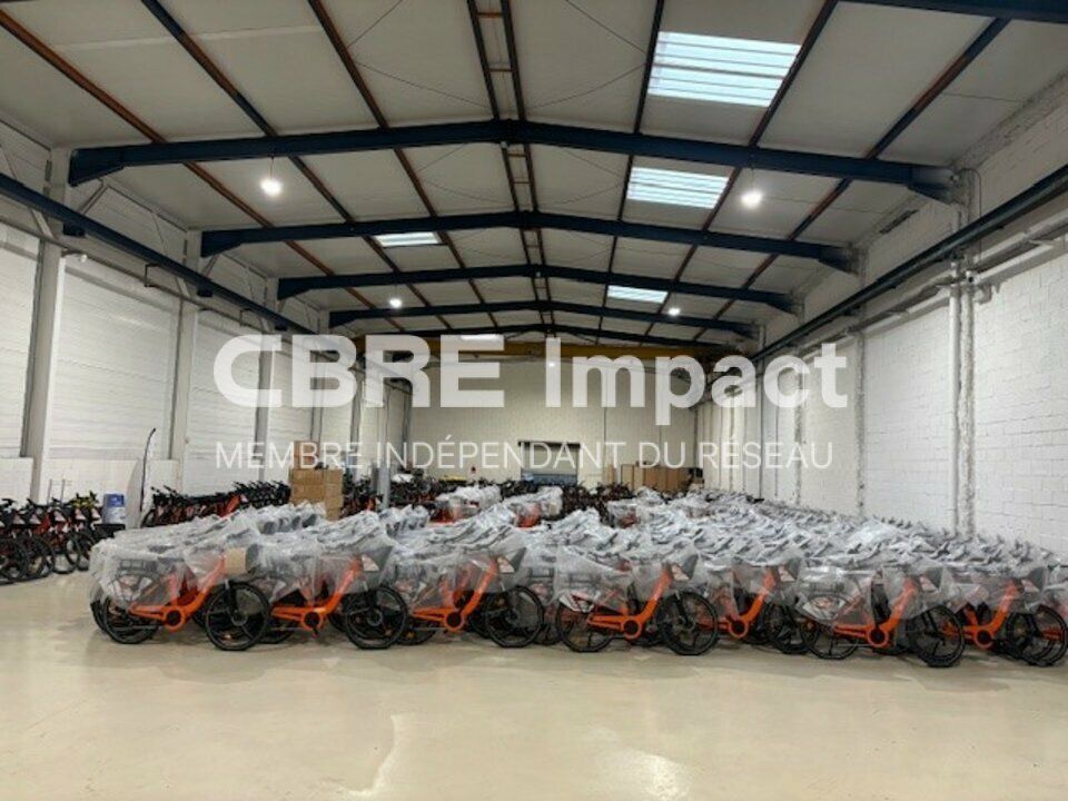 Local d'activité de 817 m² offrant 720 m² de stockage et 97 m² de bureaux
