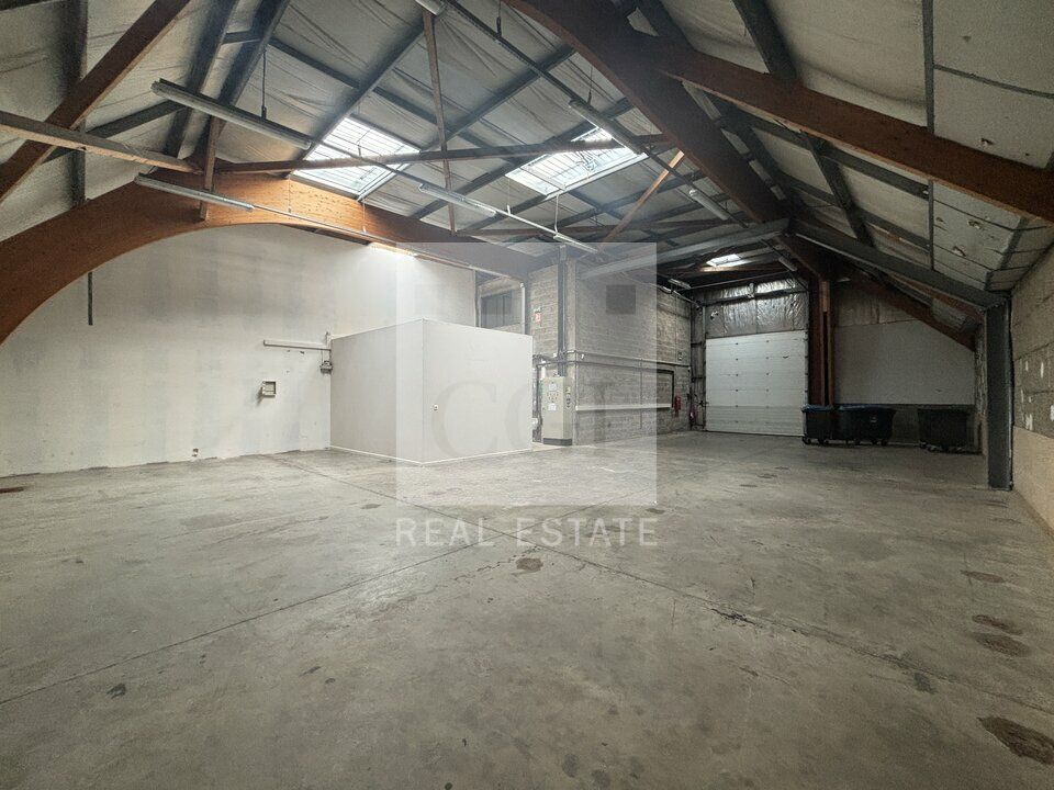 Location local d''activites 1502 m² divisibles à partir de 275 m²