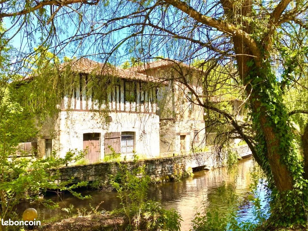 Vente local 600.00 m² à saint leonard de noblat