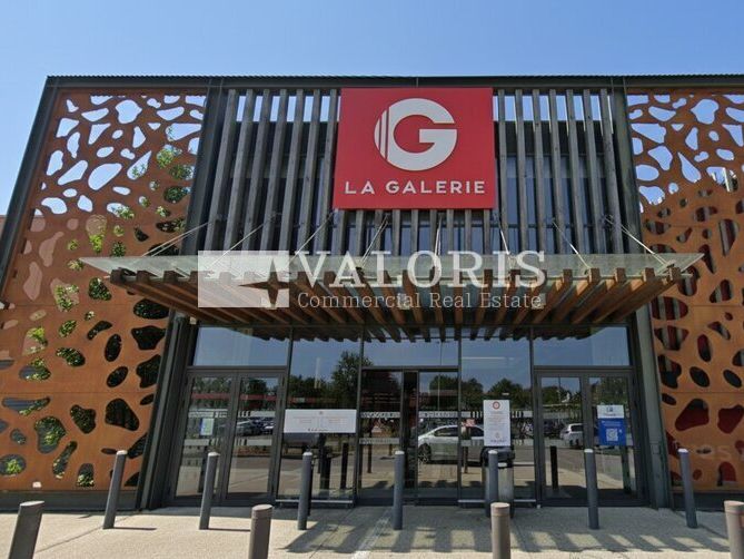Valoris Real Estate vous propose un local commercial de 226 m² dans la galerie marchande de l'hypermarché Carrefour, à Villefranche-sur-Saône.
