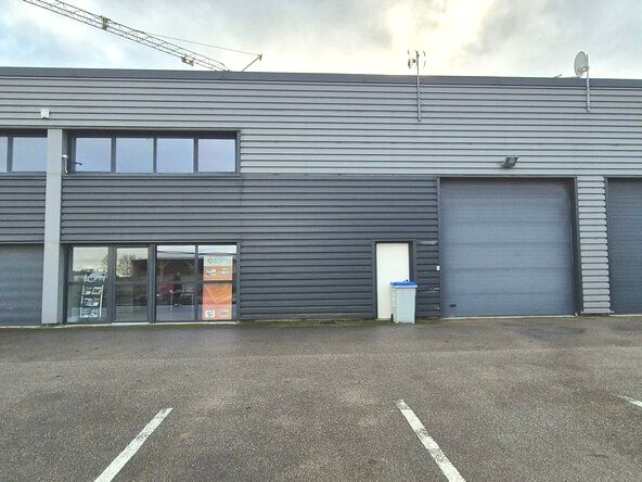 Location local d''activites 300 m² non divisibles