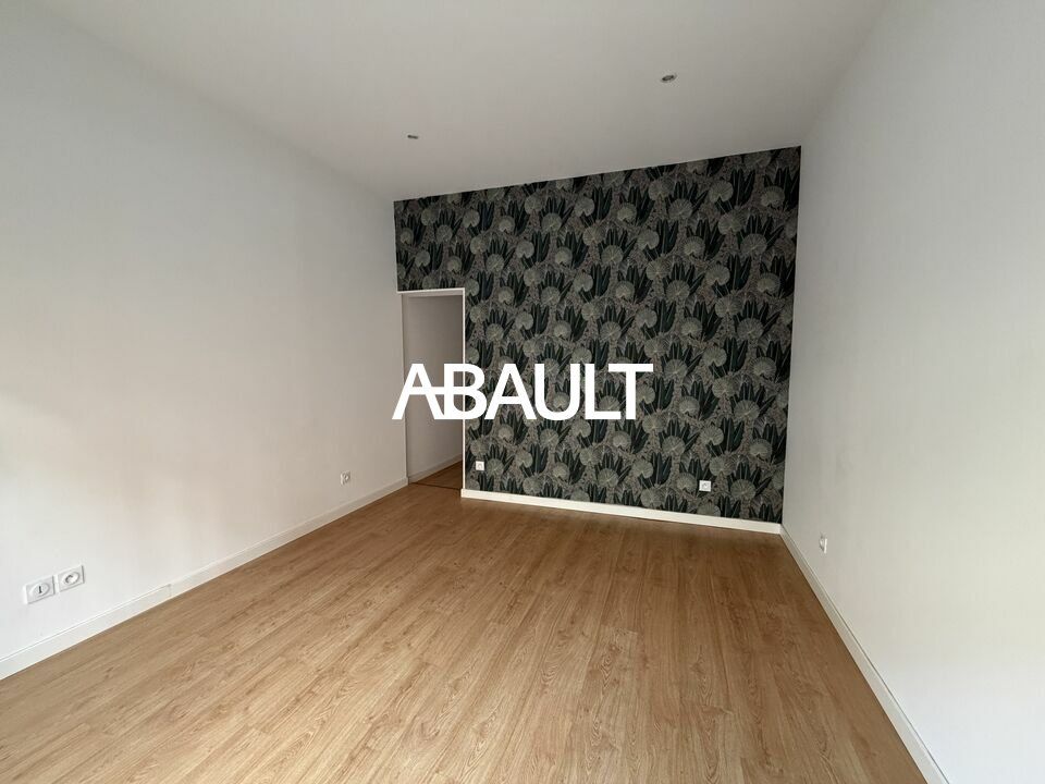 A LOUER LOCAL PROFESSIONNEL VITRINE SECTEUR JEANNE D'ARC D'ENVIRON 30 M² 