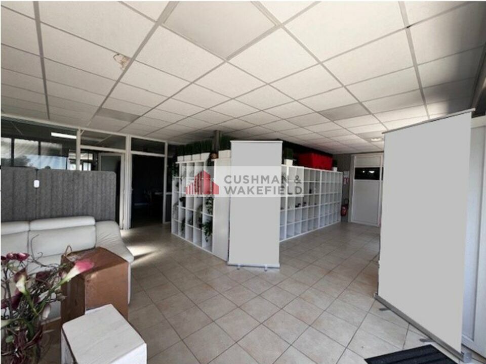 Location local d''activites 300 m² non divisibles