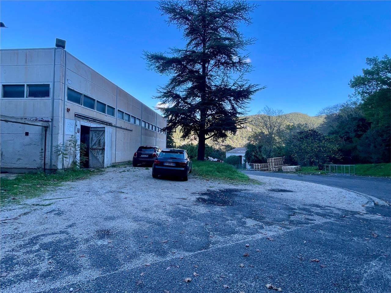 Location local 215 m² à Gémenos