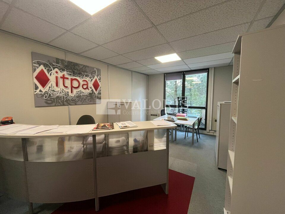 VALORIS MEDITERRANEE vous propose à la location une surface de bureaux en bon état de 244 m² dans un parc arboré et sécurisé, à proximité de la fondation Vasarely dans le secteur de Jas-de-Bouffan et à proximité des grands axes.