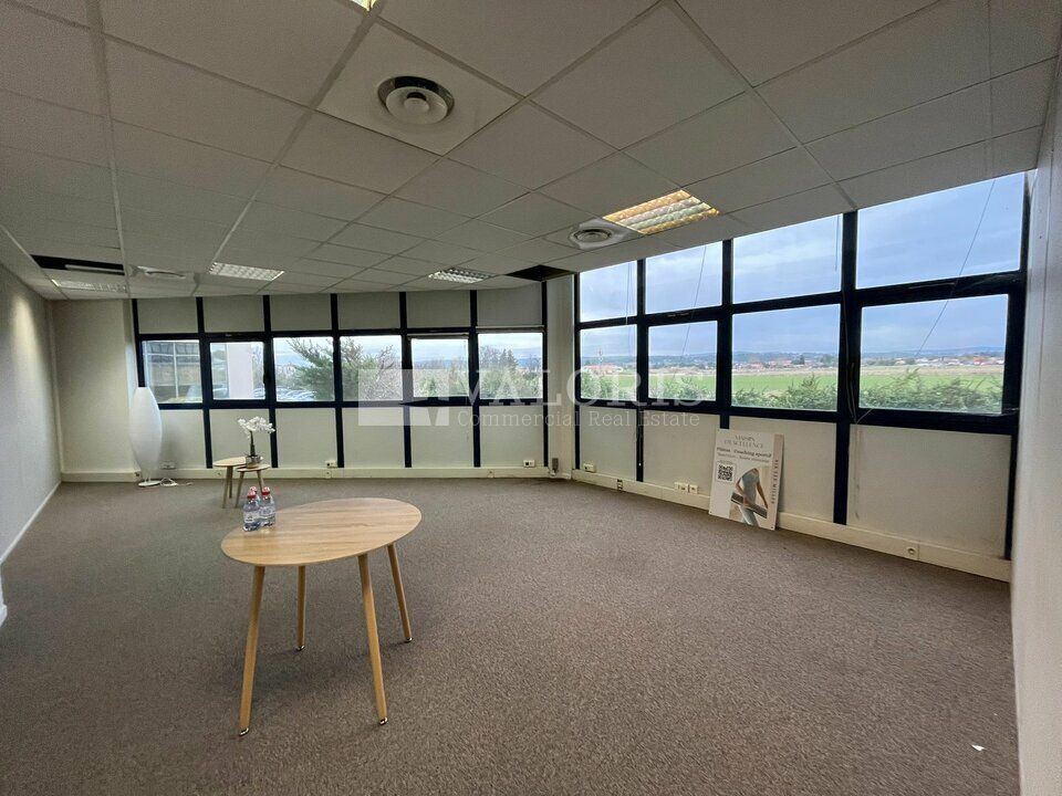 VALORIS MEDITERRANEE vous propose, à la vente, une surface de bureaux de 183m² au coeur de la ZI des Milles, avec une excellente visibilité, une vue sur la campagne aixoise et proches des grands axes. Excellente desserte. 