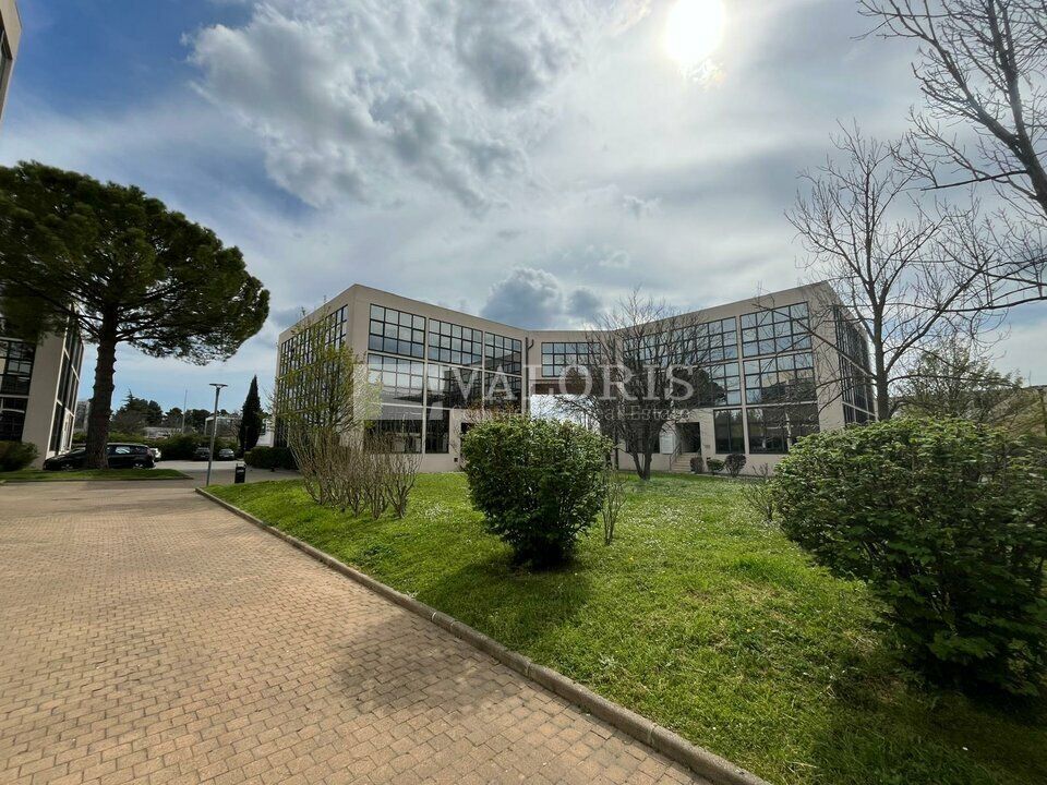 VALORIS MEDITERRANEE vous propose, à la vente, une surface de bureaux de 164m² au coeur de la ZI des Milles, avec une excellente visibilité, une vue sur la campagne aixoise et proches des grands axes. Excellente desserte. 