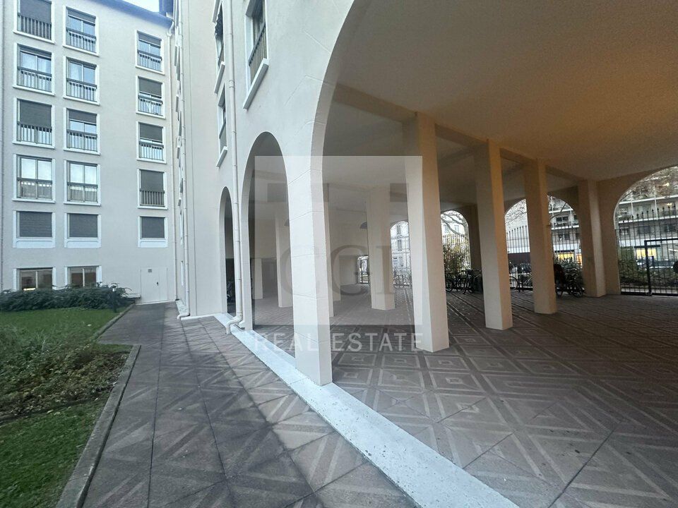 À LOUER – LOCAL COMMERCIAL / BUREAUX 120 m² – LYON 7ᵉ