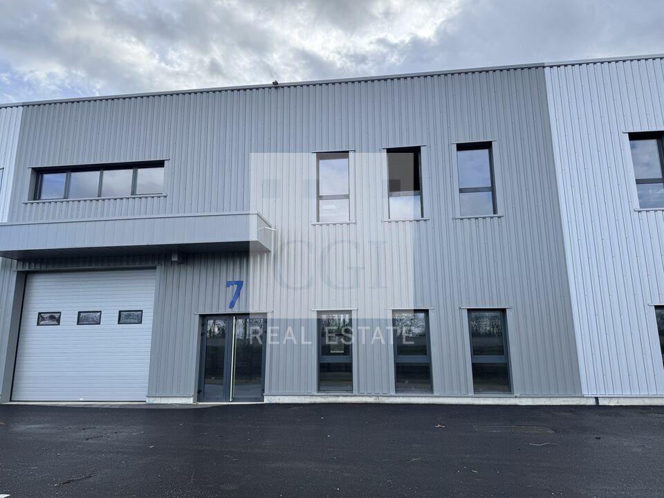 À LOUER - LOCAUX D'ACTIVITES - 1 032 M²  – BOURGOIN-JALLIEU (A43)