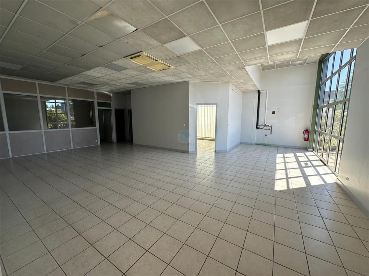 Location local commercial 202 m² à INGRE