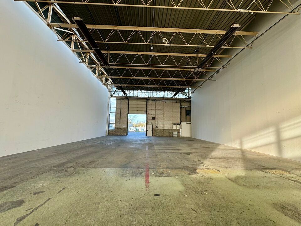 Local d'activité 630m² sur MONDEVILLE  avec parkings 