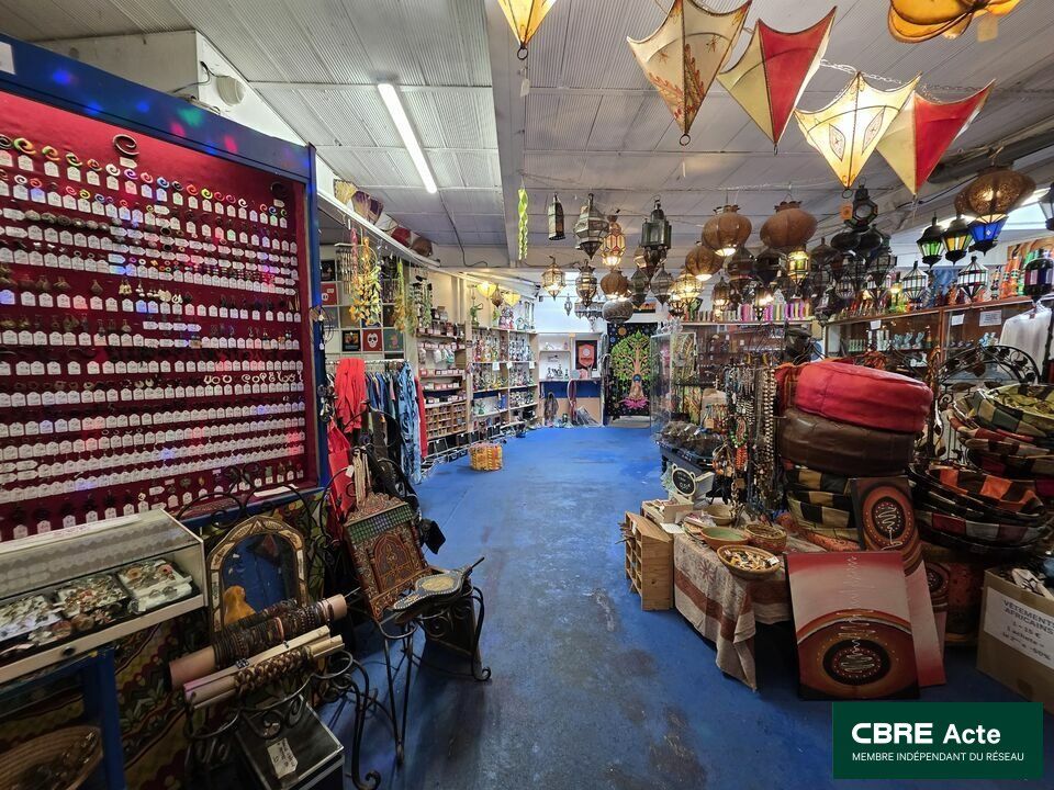 Local commercial de 230m² avec grande vitrine.