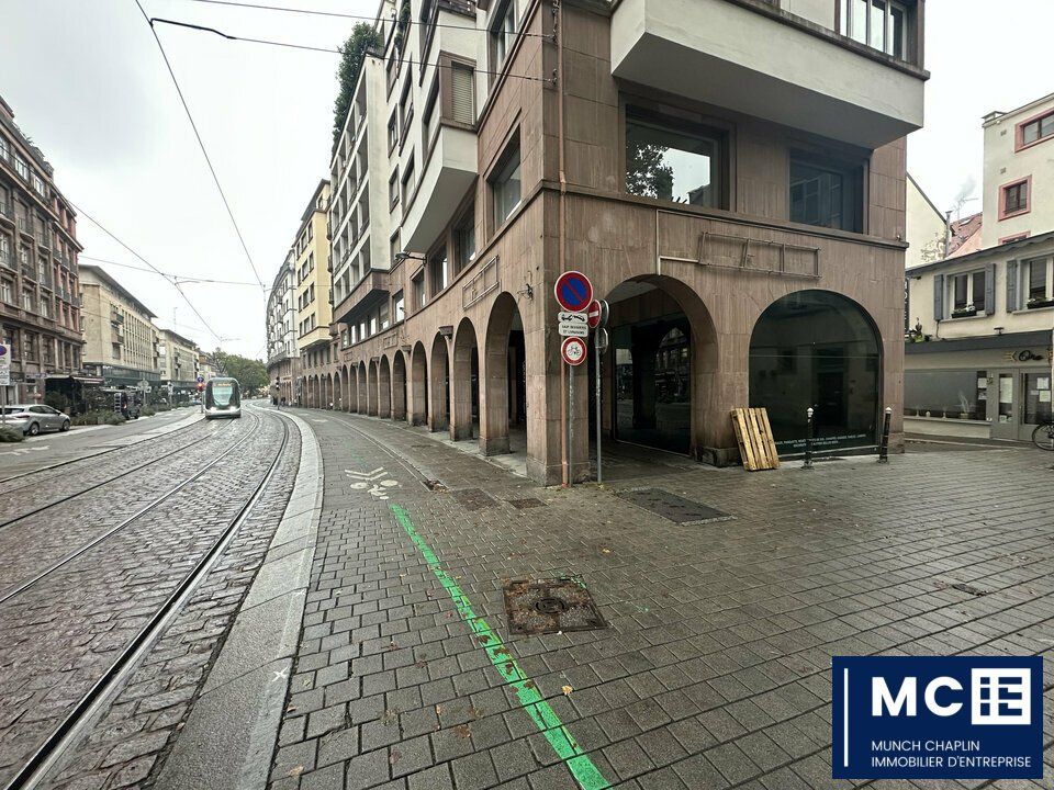 Location local commercial 850.65 m² divisibles à partir de 242 m²