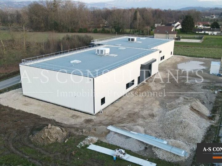 Location local 601 m² non divisibles