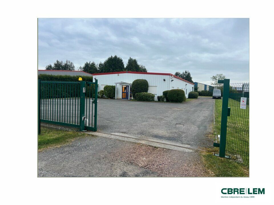 Bâtiment indépendant avec beau terrain - Show-room/Bureaux/Stockage.