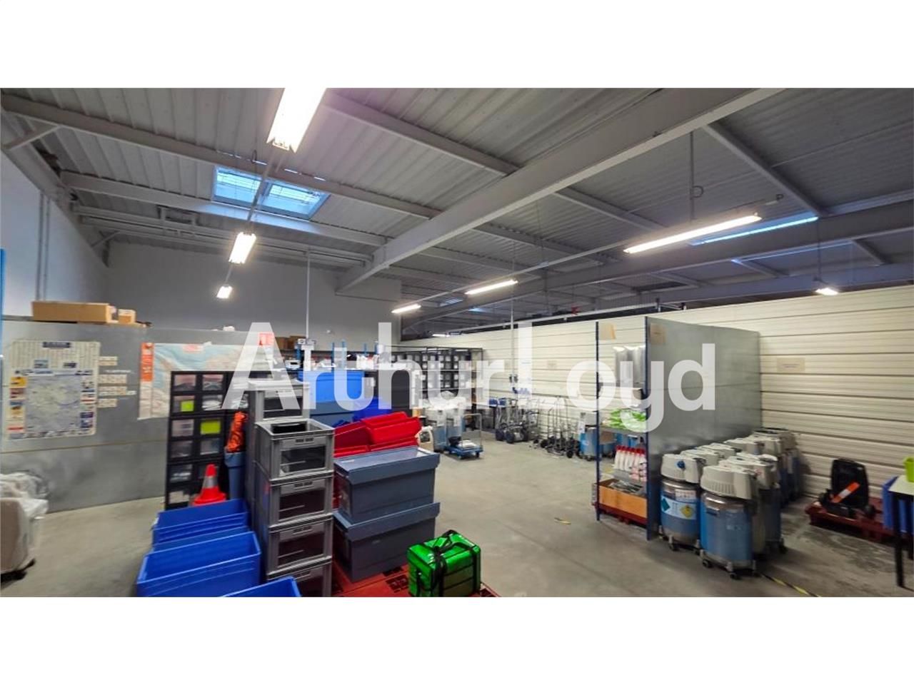 Location local 1438.00 m² à IFS