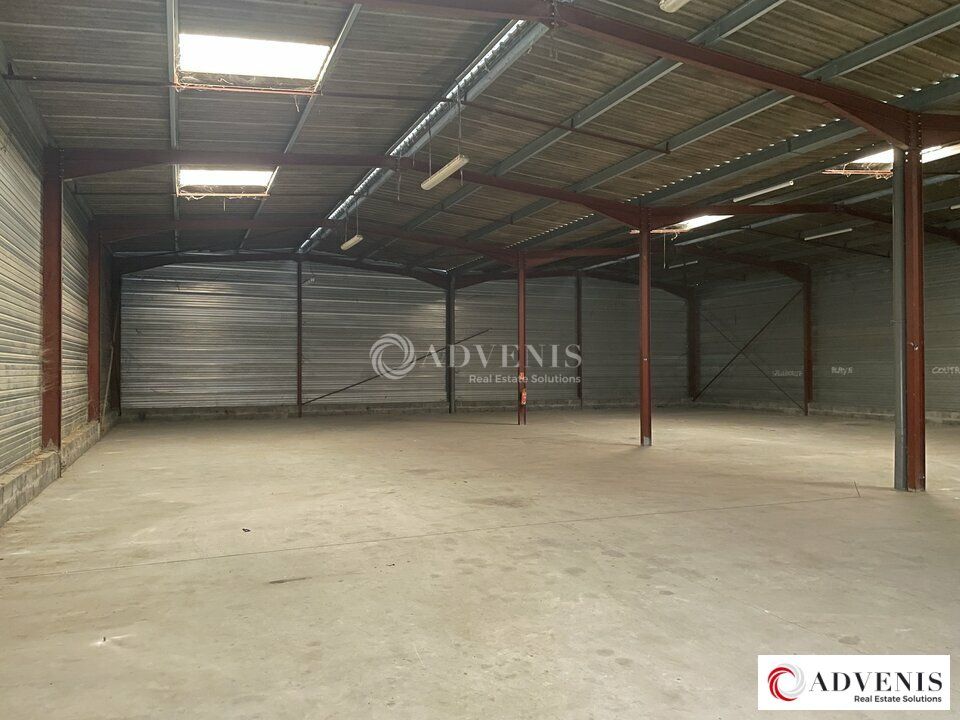 A LOUER - BATIMENT INDEPENDANT DE 800 M² EN BON ETAT - PROXIMITE A10